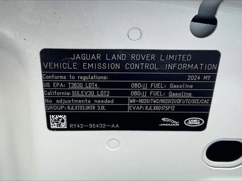Used 2024 Land Rover Discovery Metropolitan Edition image 31