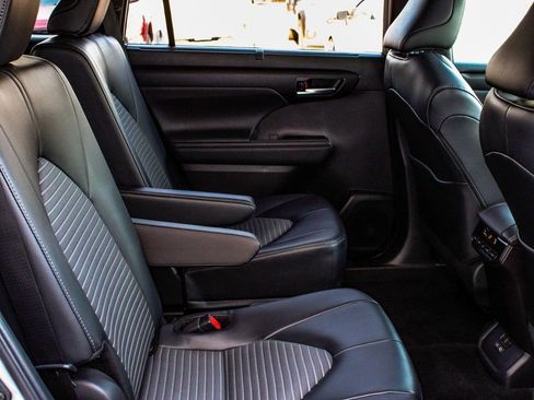 Used 2025 Toyota Highlander XSE AWD/4WD image 38