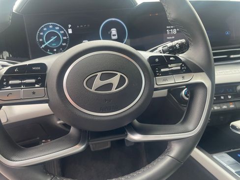 Used 2025 Hyundai Elantra Limited FWD image 28