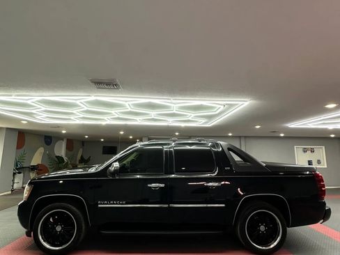 Used 2011 Chevrolet Avalanche LTZ RWD image 4
