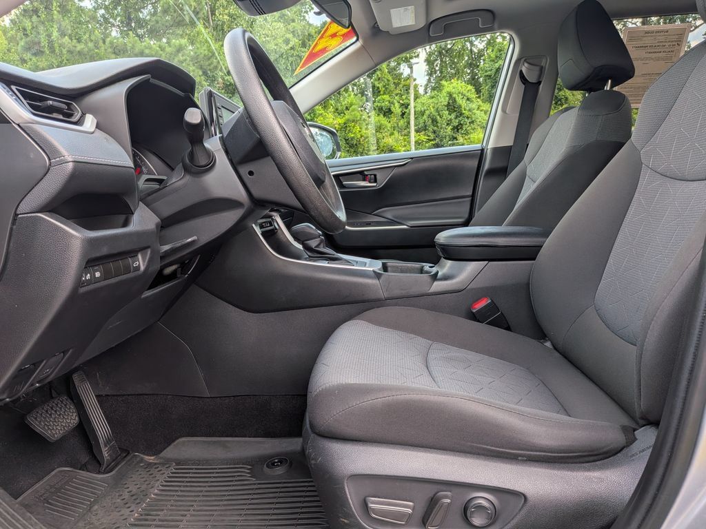 Used 2022 Toyota RAV4 XLE w/ Convenience Package FWD image 11