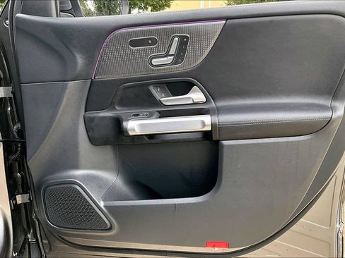 Used 2022 Mercedes-Benz GLB 250 w/ Premium Package Lite image 23