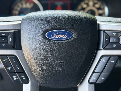 Used 2015 Ford F150 Platinum w/ Equipment Group 701A Luxury AWD/4WD image 30