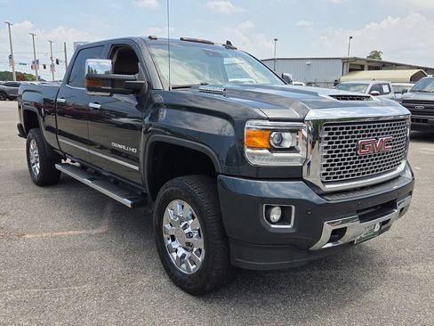 Used 2017 GMC Sierra 2500 Denali w/ Duramax Plus Package AWD/4WD image 15