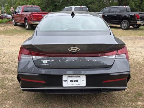 Used 2025 Hyundai Elantra SEL FWD image 12