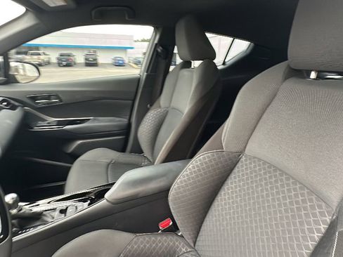 Used 2022 Toyota C-HR XLE image 12