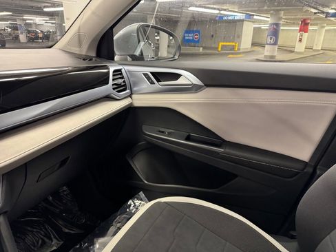 New 2025 Volkswagen Taos SE image 27