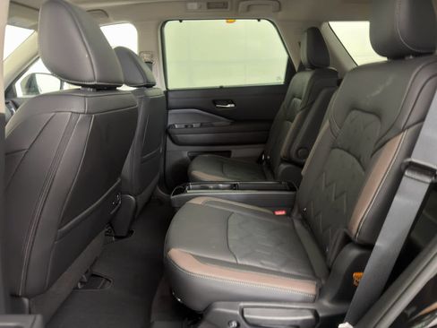 New 2026 Nissan Pathfinder Platinum FWD image 16