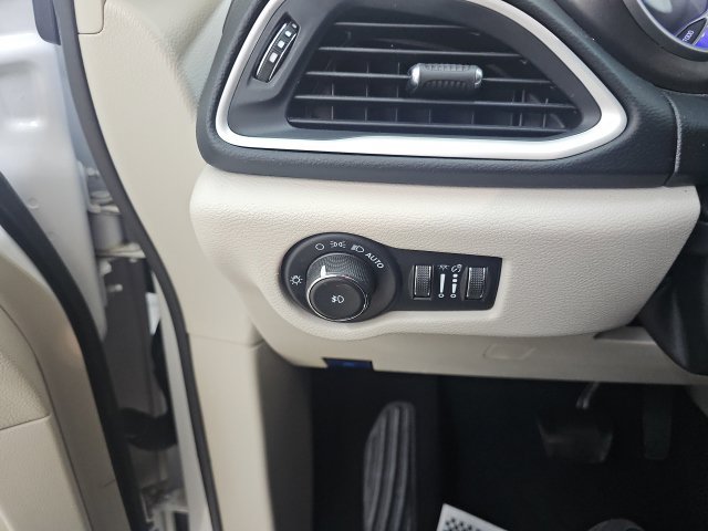 Used 2023 Chrysler Pacifica Touring-L FWD image 27