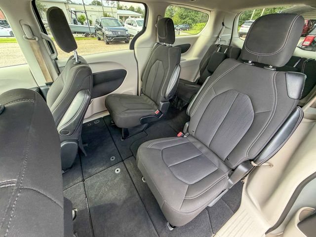 Used 2022 Chrysler Voyager LX FWD image 5