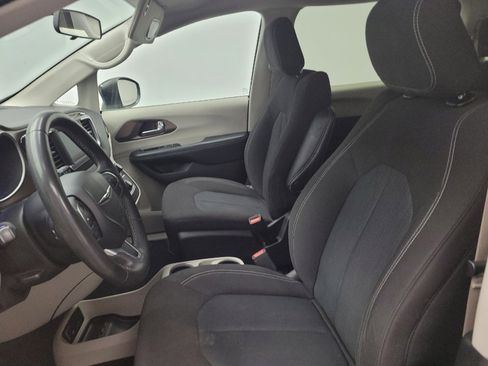 Used 2022 Chrysler Voyager LX image 17