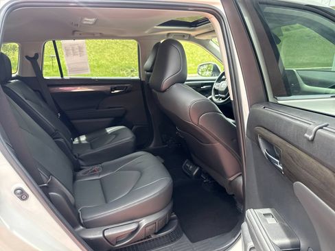 Used 2023 Toyota Highlander Limited AWD/4WD image 24