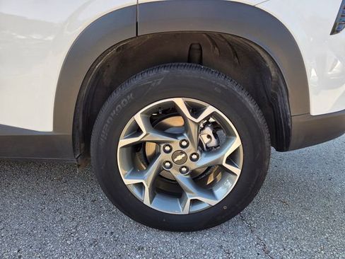 Certified 2025 Chevrolet Trax LT w/ LT Convenience Package FWD image 17