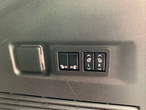 Used 2022 GMC Yukon XL AT4 image 6