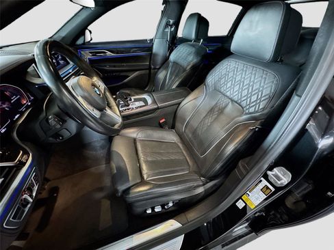 Used 2022 BMW 740i w/ M Sport Package RWD image 9