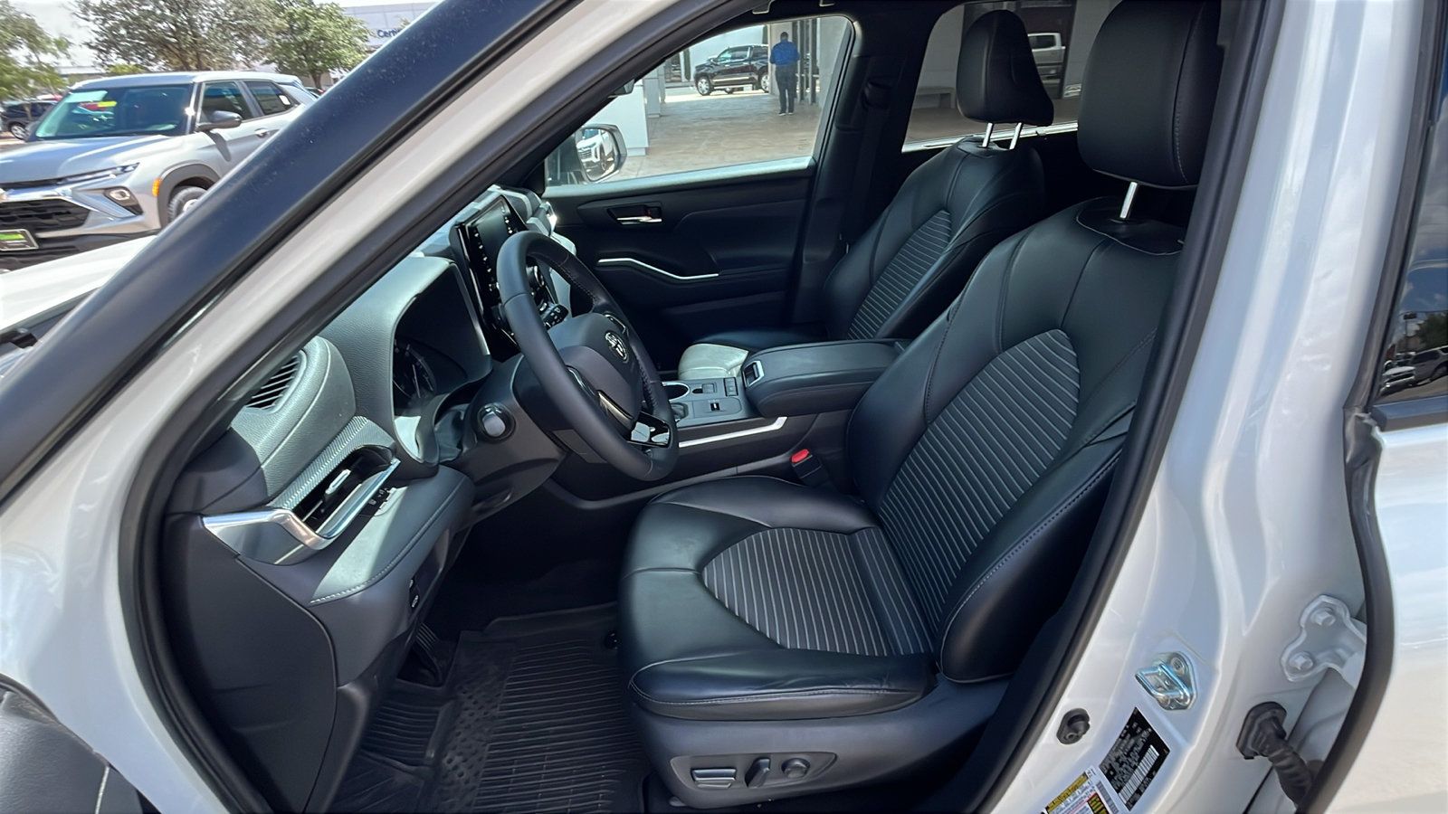 Used 2021 Toyota Highlander XSE FWD image 10