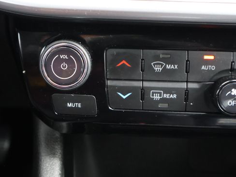 Used 2025 Jeep Compass Limited image 28