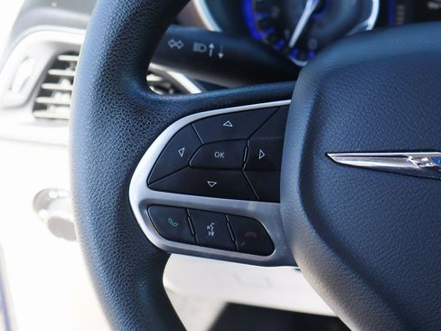 Used 2019 Chrysler Pacifica Touring image 19