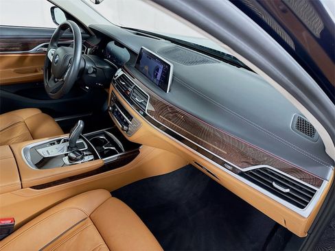Used 2021 BMW 750i xDrive w/ Executive Package image 34