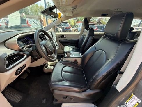 Used 2023 Chrysler Pacifica Touring-L FWD image 9