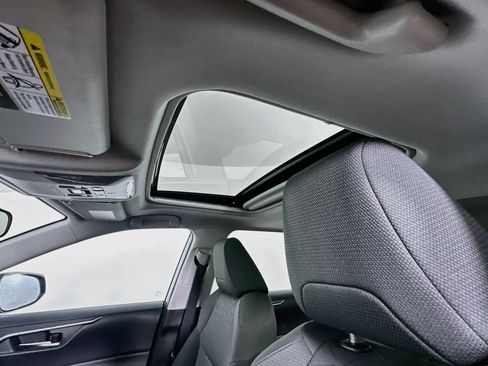 Used 2021 Toyota RAV4 XLE w/ Convenience Package FWD image 27