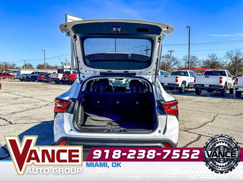 Used 2025 Chevrolet Trax LS w/ LS Convenience Package image 14