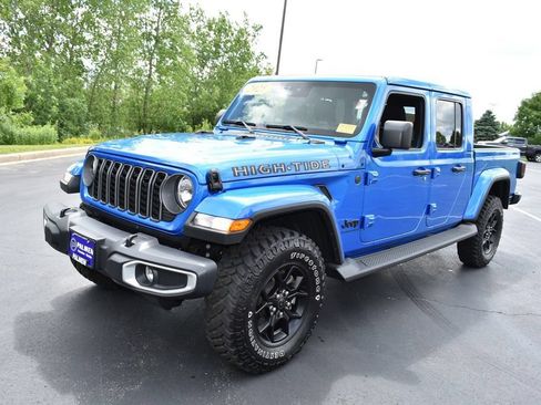Used 2025 Jeep Gladiator Sport AWD/4WD image 11