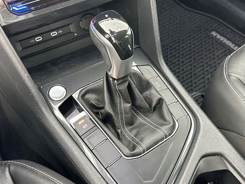 Used 2022 Volkswagen Tiguan SE image 16