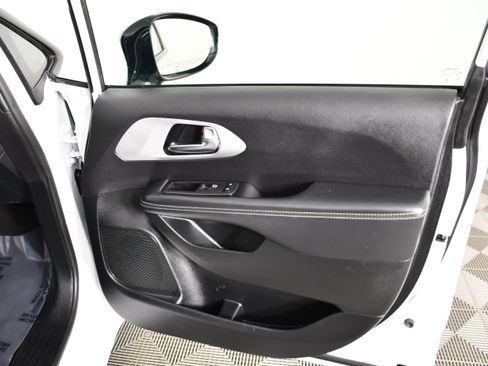 Used 2025 Chrysler Pacifica Limited FWD image 40