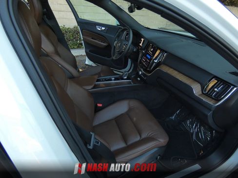 Used 2022 Volvo XC60 B5 Momentum AWD/4WD image 25