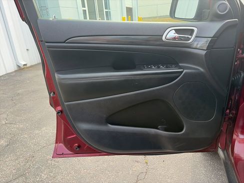 Used 2019 Jeep Grand Cherokee Laredo image 11