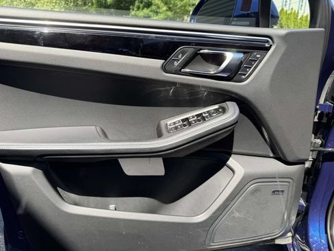 Certified 2024 Porsche Macan AWD/4WD image 22
