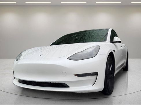 Used 2023 Tesla Model 3 Standard Range RWD image 2