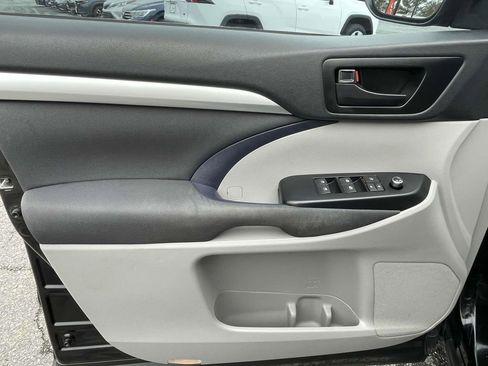 Used 2019 Toyota Highlander LE image 16