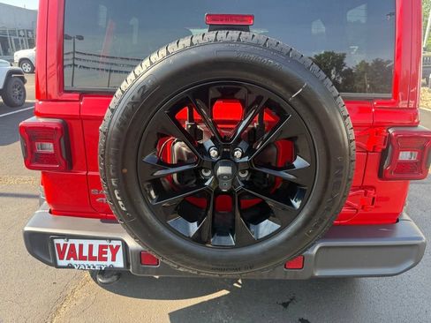 Used 2025 Jeep Wrangler Unlimited Sahara AWD/4WD image 46