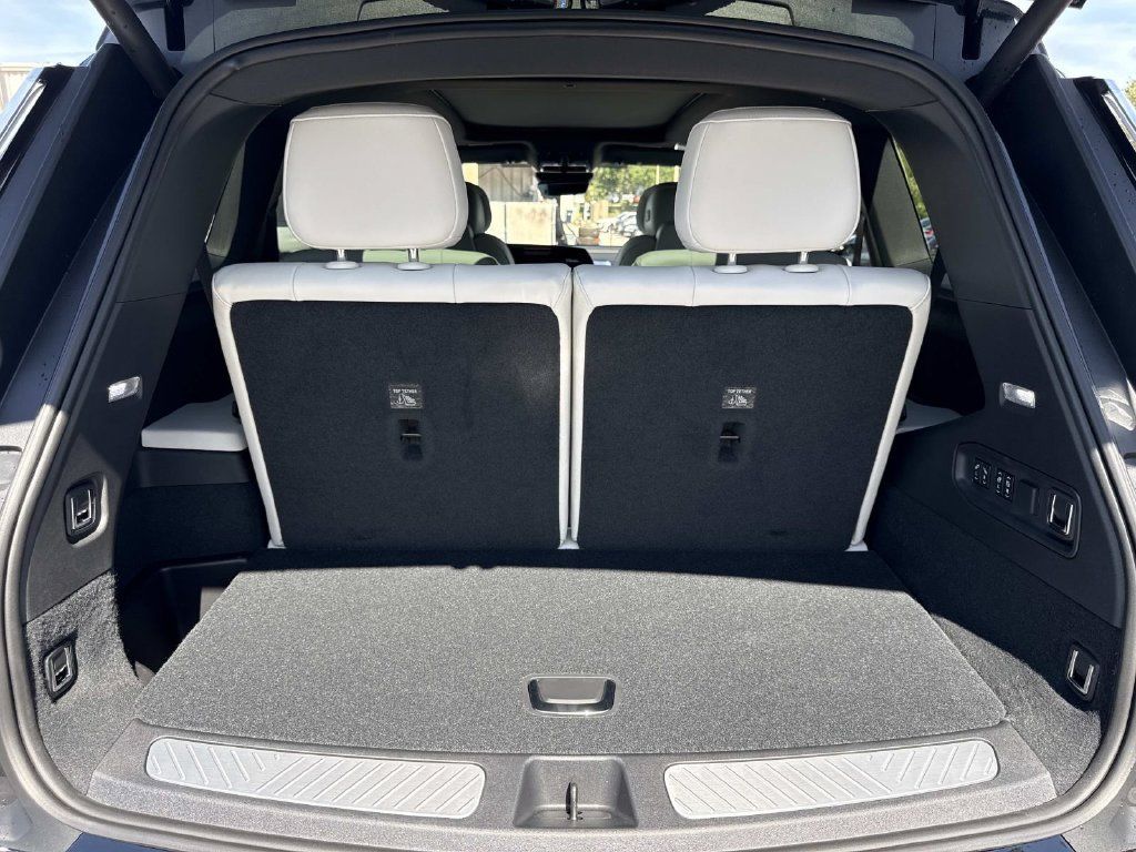 New 2027 Cadillac Vistiq Sport AWD/4WD image 11