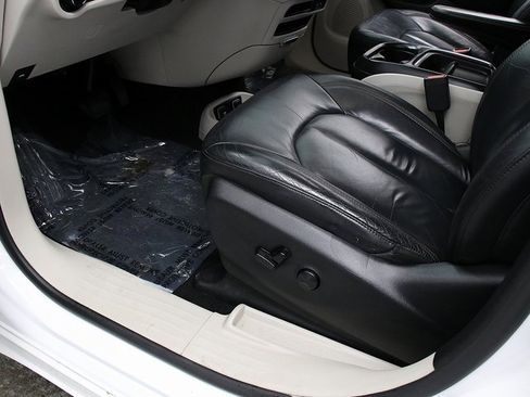 Used 2017 Chrysler Pacifica Touring-L image 24