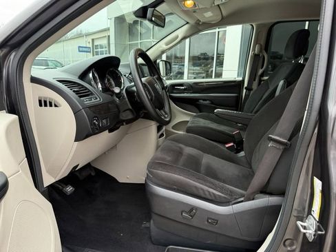 Used 2019 Dodge Grand Caravan SE w/ UConnect Hands-Free Group image 16