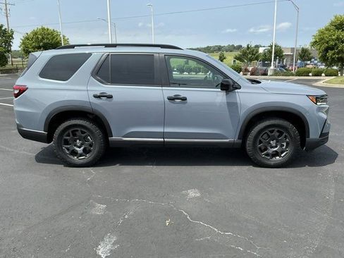 Used 2025 Honda Pilot TrailSport image 2