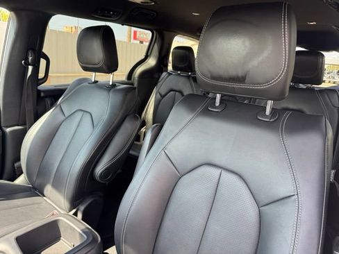 Used 2025 Chrysler Pacifica Select FWD image 11