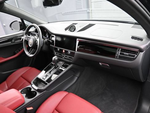 Certified 2026 Porsche Macan AWD/4WD image 30