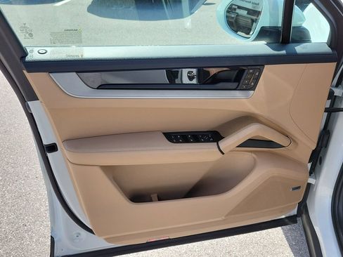 Certified 2025 Porsche Cayenne image 24
