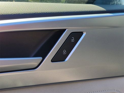 Certified 2025 Volkswagen Taos SE image 17