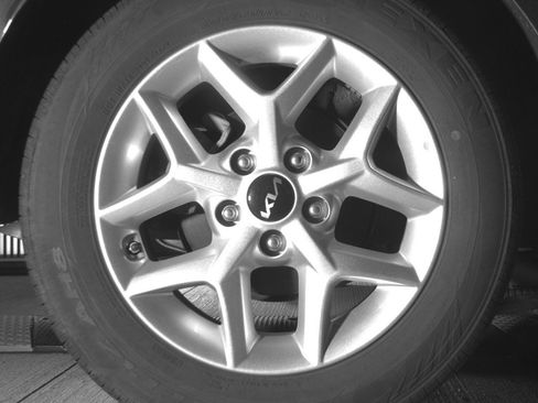 Used 2025 Kia Soul LX w/ LX Technology Package FWD image 15