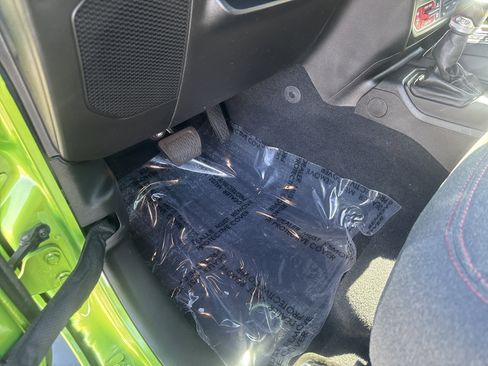 Certified 2025 Jeep Gladiator Rubicon w/ Convenience Group image 17