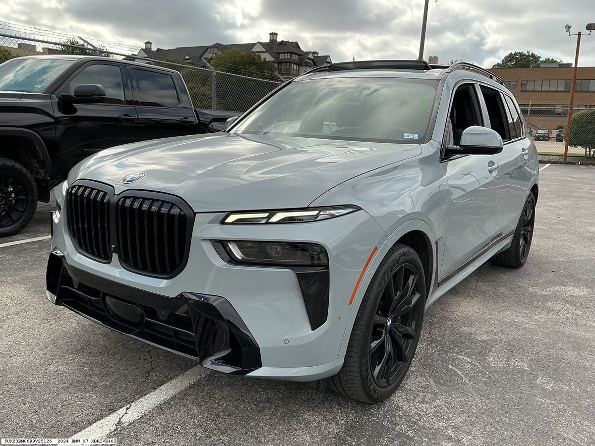 Used 2024 BMW X7 xDrive40i w/ M Sport Package AWD/4WD image 5