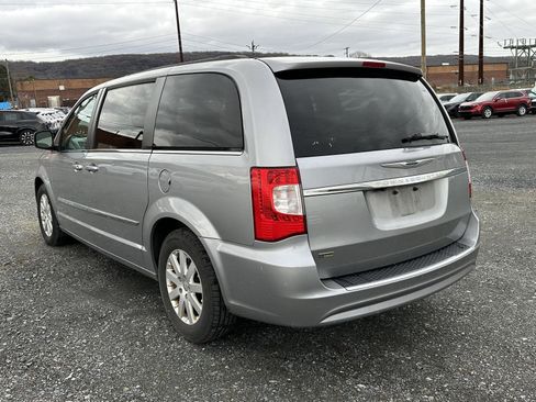 Used 2016 Chrysler Town & Country Touring image 6
