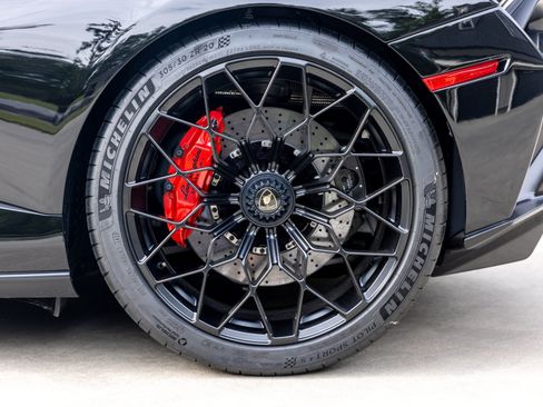 Used 2021 Lamborghini Huracan STO RWD image 21
