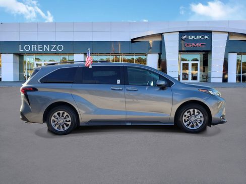 Used 2026 Toyota Sienna XLE FWD image 4
