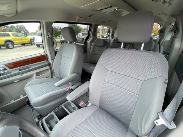 Used 2009 Chrysler Town & Country Touring FWD image 15